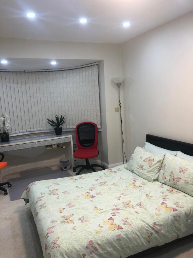 Lyndon B&B Солихъл Екстериор снимка
